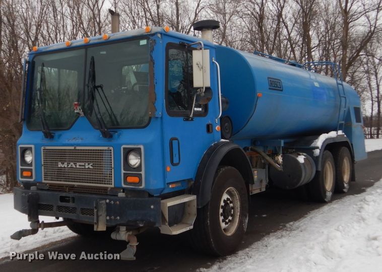 image for item HS9797 2002 Mack MR690S  water truck