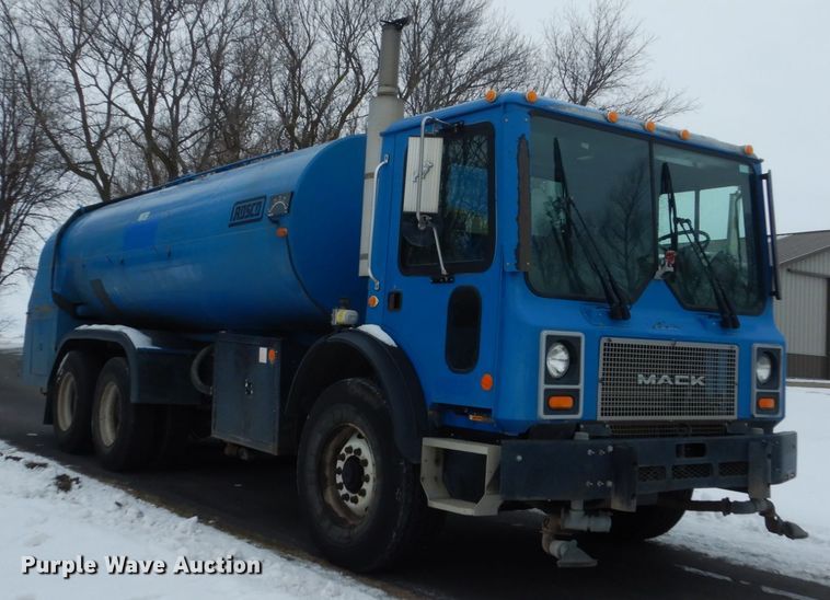 image for item HS9797 2002 Mack MR690S  water truck