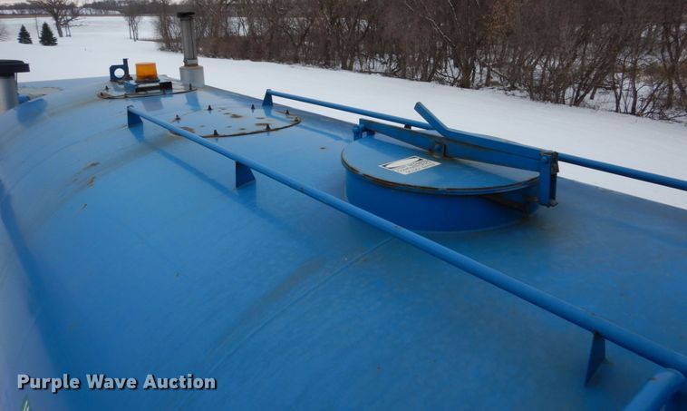 image for item HS9797 2002 Mack MR690S  water truck