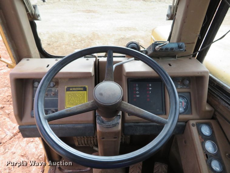 image for item HV9692 1989 Caterpillar 621E  conventional scraper