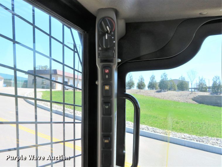 image for item HV9718 2015 Case SV280  skid steer loader