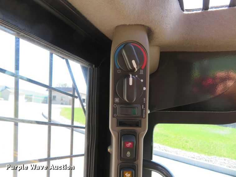 image for item HV9718 2015 Case SV280  skid steer loader