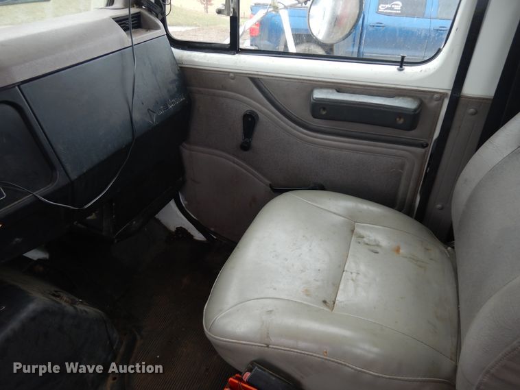 image for item IP9103 1998 International 4700  crane truck