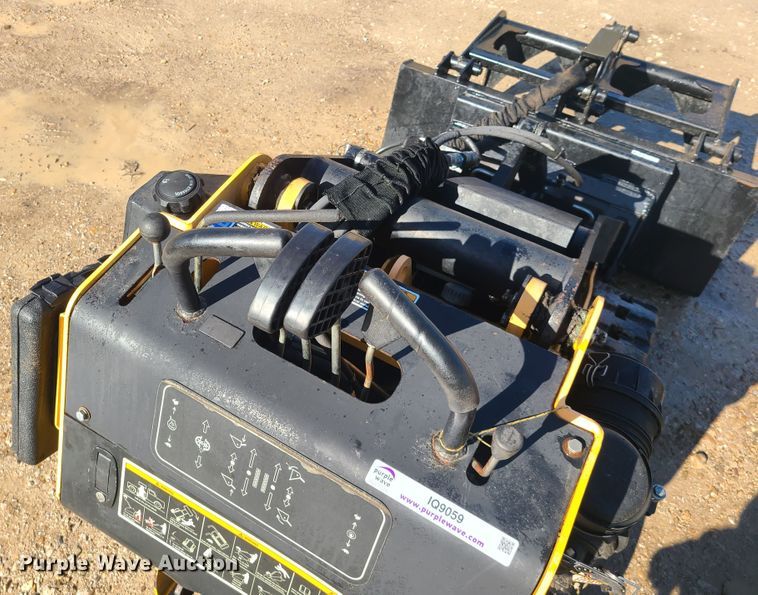 image for item IQ9059 Boxer 320  compact utility loader