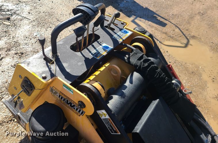 image for item IQ9059 Boxer 320  compact utility loader