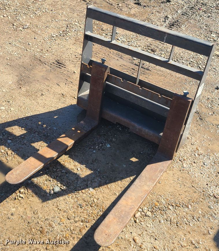 image for item IQ9059 Boxer 320  compact utility loader