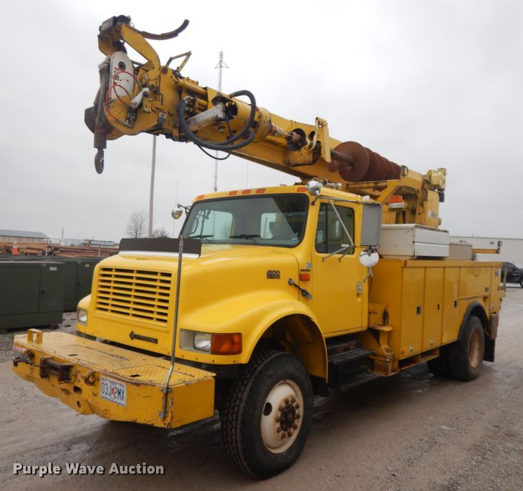 image for item IR9750 2000 International 4800  digger derrick truck