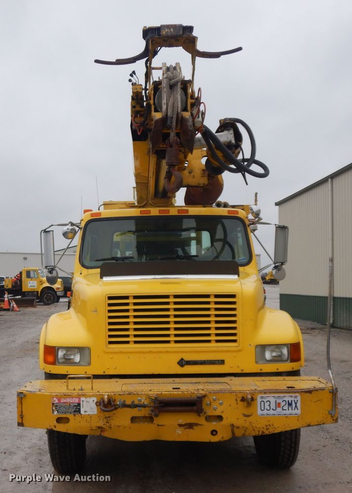 image for item IR9750 2000 International 4800  digger derrick truck