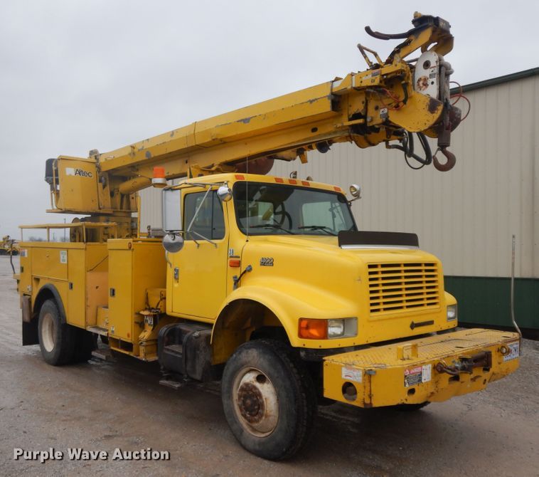 image for item IR9750 2000 International 4800  digger derrick truck