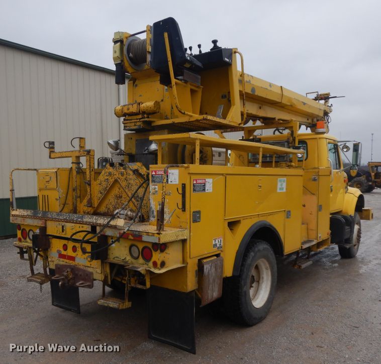 image for item IR9750 2000 International 4800  digger derrick truck