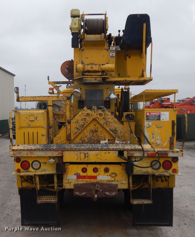 image for item IR9750 2000 International 4800  digger derrick truck