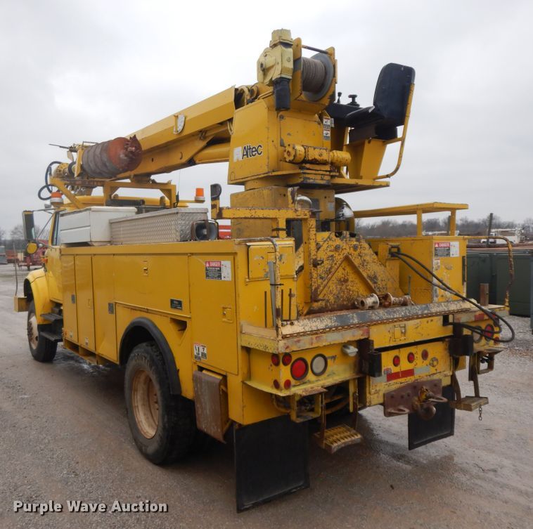 image for item IR9750 2000 International 4800  digger derrick truck