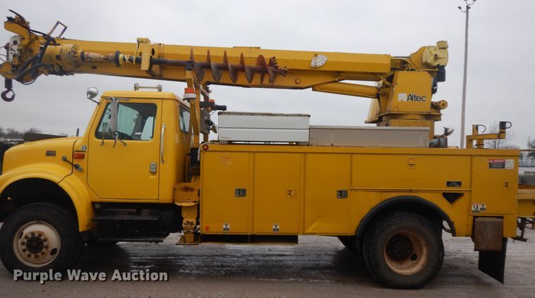 image for item IR9750 2000 International 4800  digger derrick truck