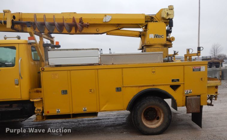 image for item IR9750 2000 International 4800  digger derrick truck