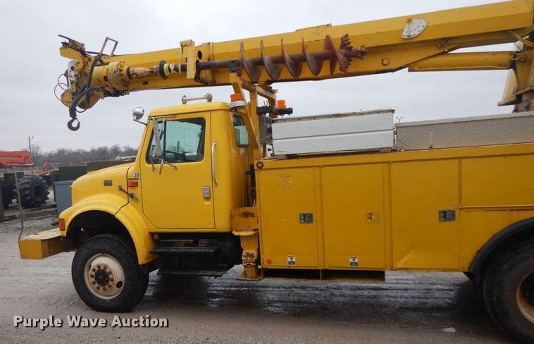 image for item IR9750 2000 International 4800  digger derrick truck