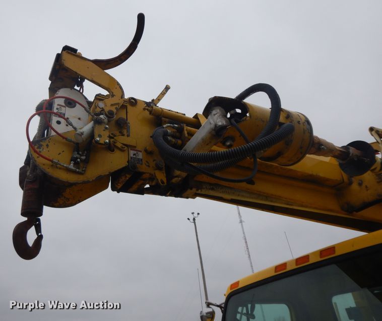 image for item IR9750 2000 International 4800  digger derrick truck