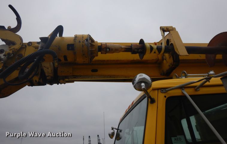 image for item IR9750 2000 International 4800  digger derrick truck