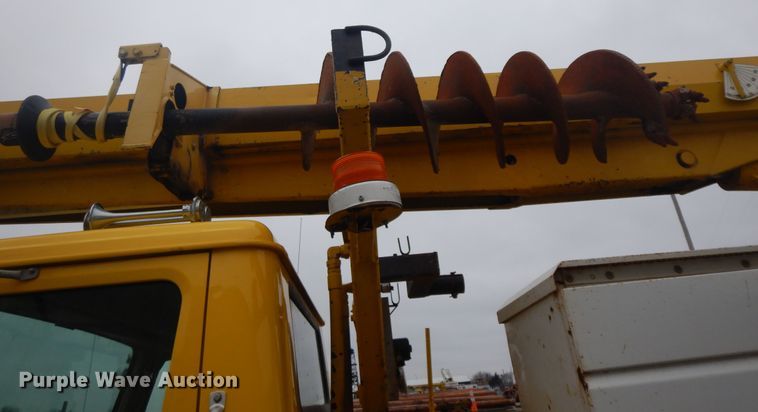 image for item IR9750 2000 International 4800  digger derrick truck