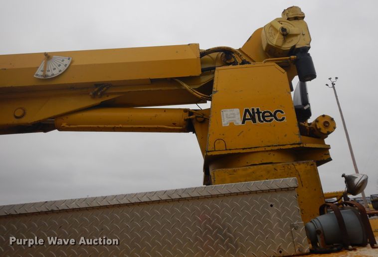 image for item IR9750 2000 International 4800  digger derrick truck