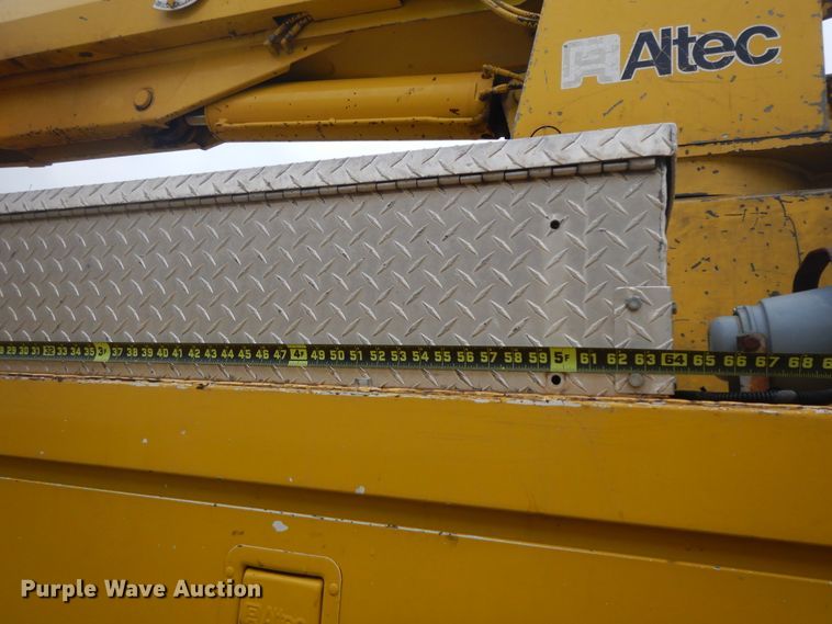 image for item IR9750 2000 International 4800  digger derrick truck