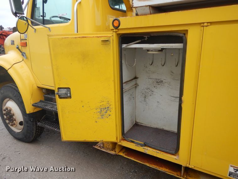 image for item IR9750 2000 International 4800  digger derrick truck