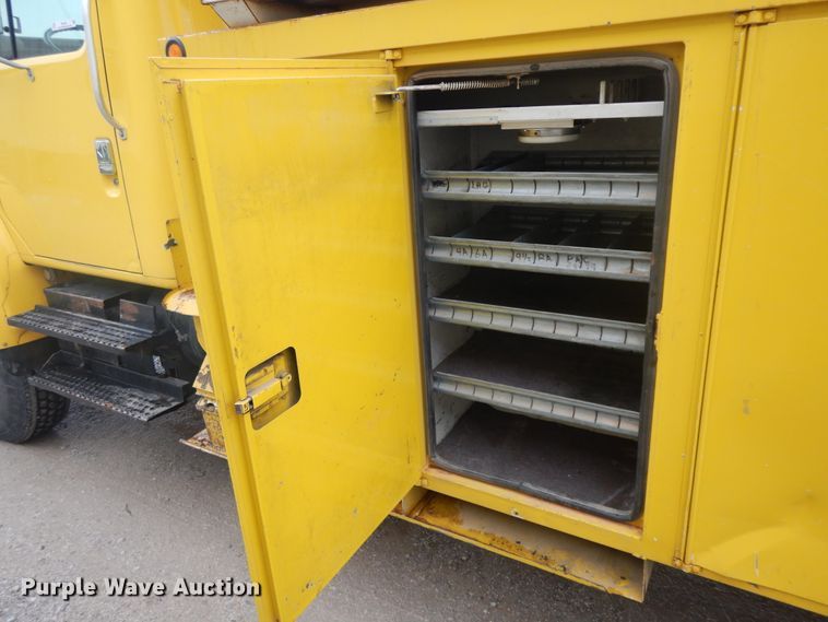 image for item IR9750 2000 International 4800  digger derrick truck