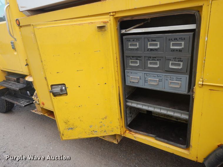 image for item IR9750 2000 International 4800  digger derrick truck