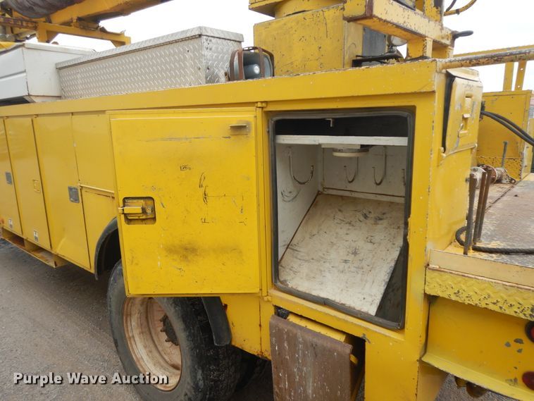 image for item IR9750 2000 International 4800  digger derrick truck