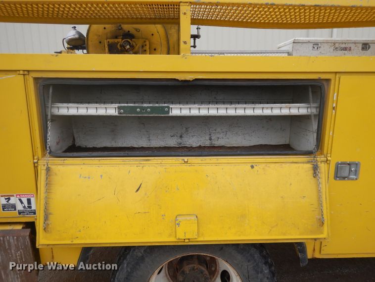 image for item IR9750 2000 International 4800  digger derrick truck