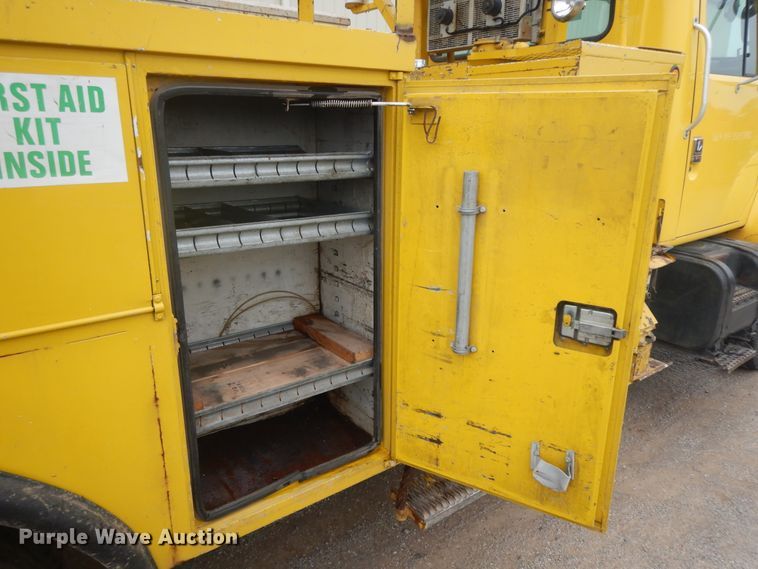 image for item IR9750 2000 International 4800  digger derrick truck