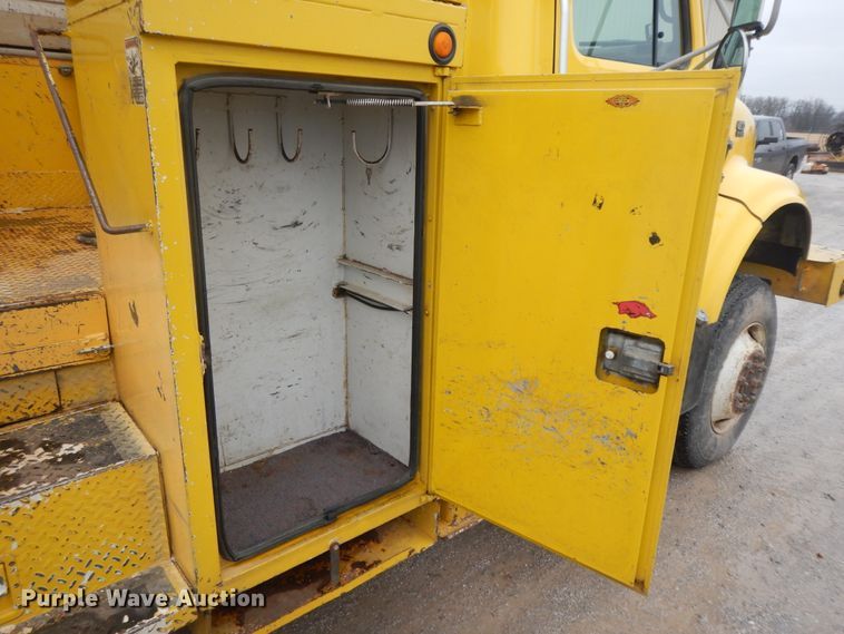 image for item IR9750 2000 International 4800  digger derrick truck