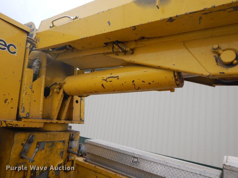 image for item IR9750 2000 International 4800  digger derrick truck