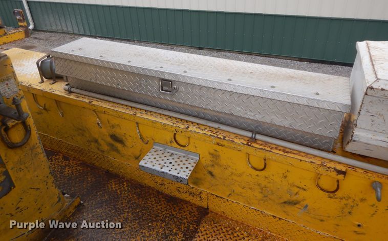 image for item IR9750 2000 International 4800  digger derrick truck