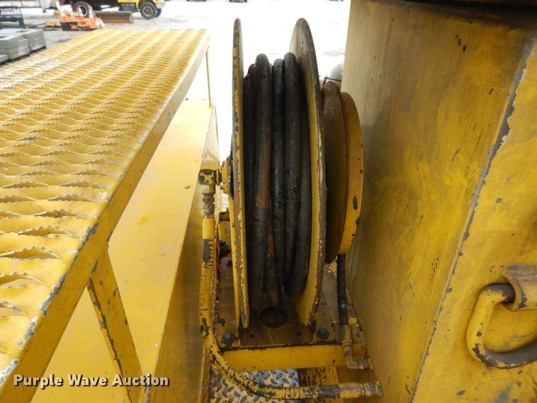 image for item IR9750 2000 International 4800  digger derrick truck