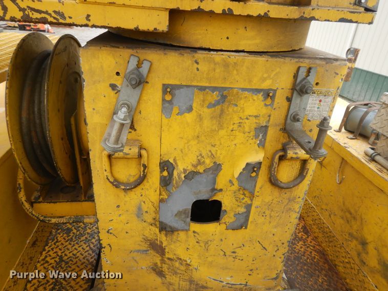 image for item IR9750 2000 International 4800  digger derrick truck