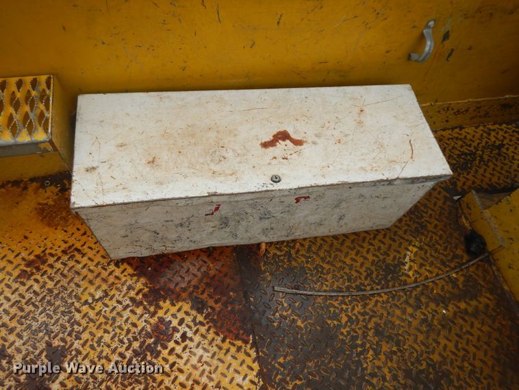 image for item IR9750 2000 International 4800  digger derrick truck