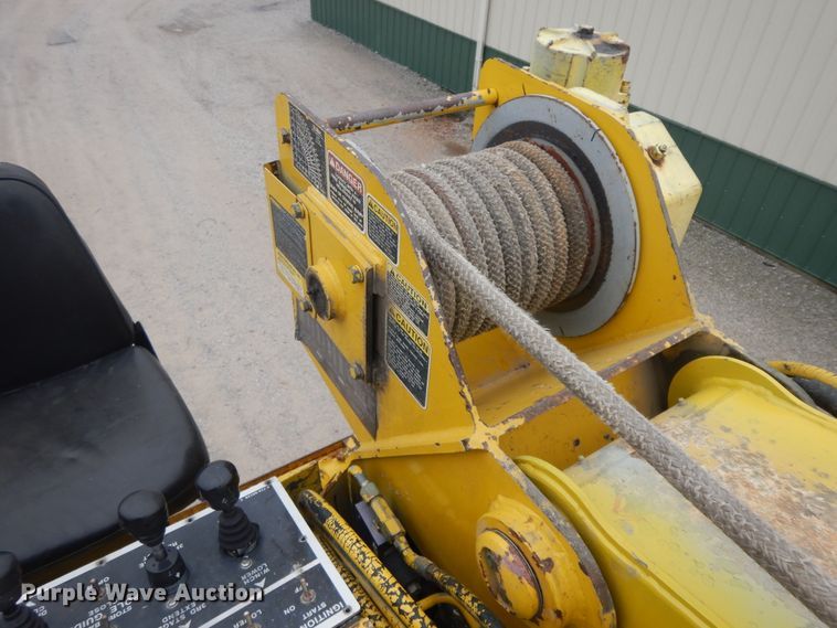 image for item IR9750 2000 International 4800  digger derrick truck