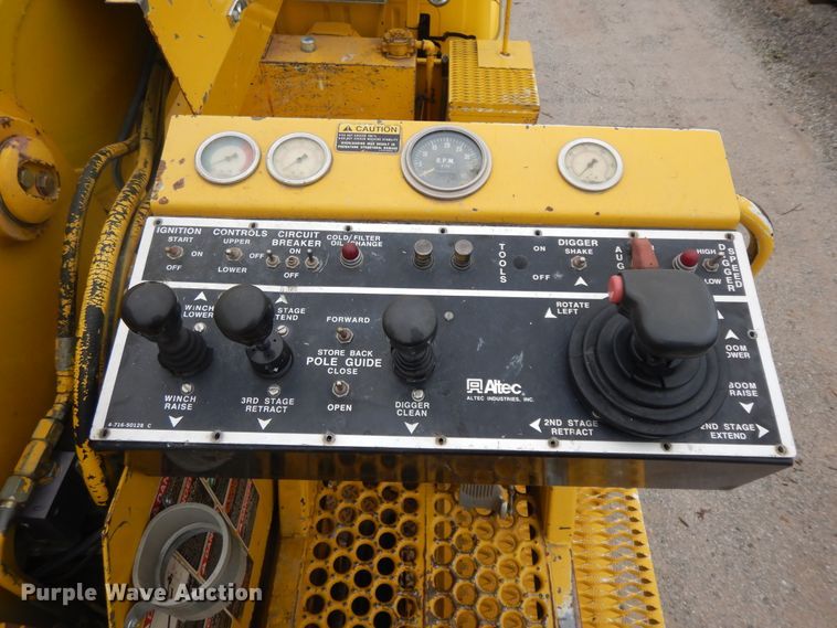 image for item IR9750 2000 International 4800  digger derrick truck