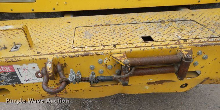 image for item IR9750 2000 International 4800  digger derrick truck