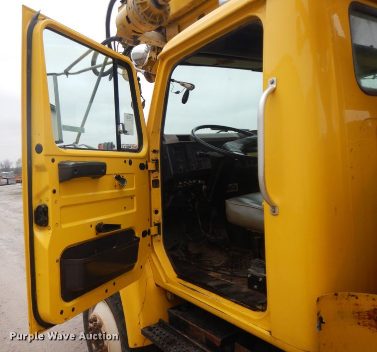 image for item IR9750 2000 International 4800  digger derrick truck