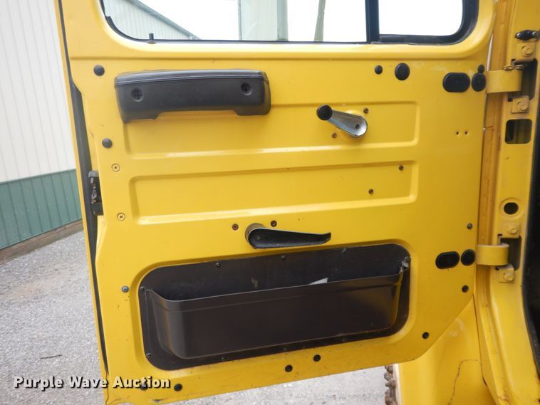 image for item IR9750 2000 International 4800  digger derrick truck