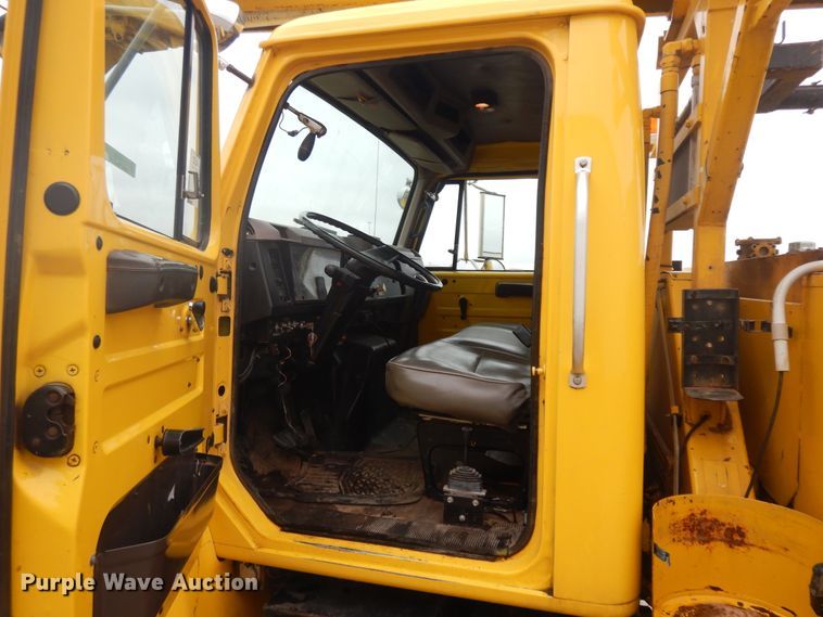 image for item IR9750 2000 International 4800  digger derrick truck