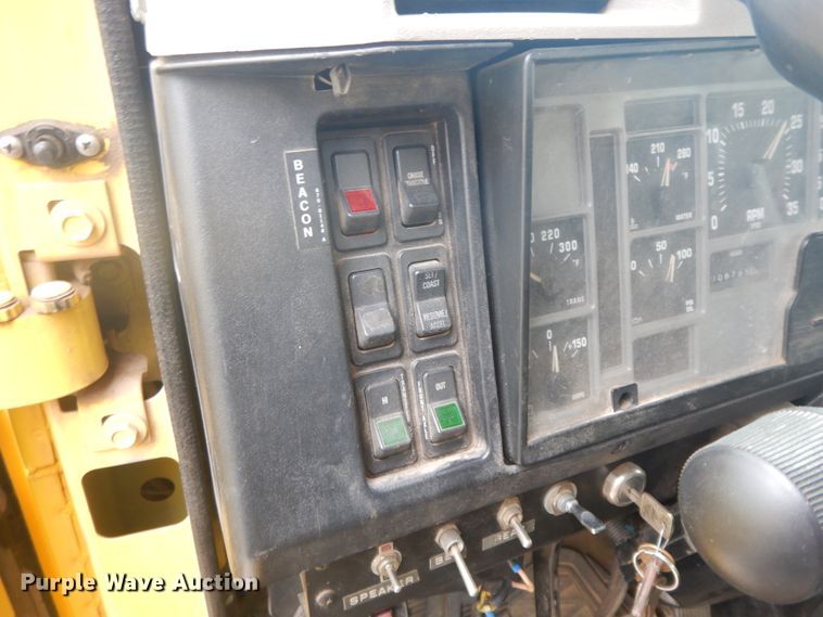 image for item IR9750 2000 International 4800  digger derrick truck