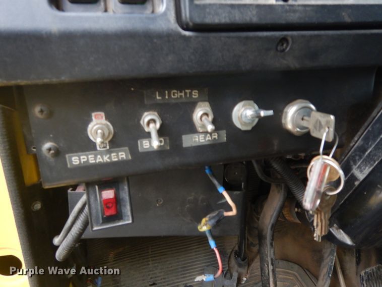 image for item IR9750 2000 International 4800  digger derrick truck