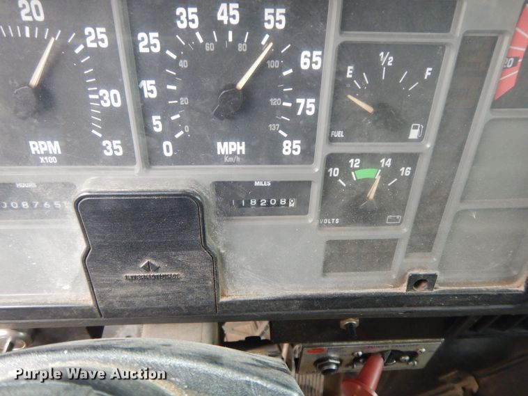 image for item IR9750 2000 International 4800  digger derrick truck