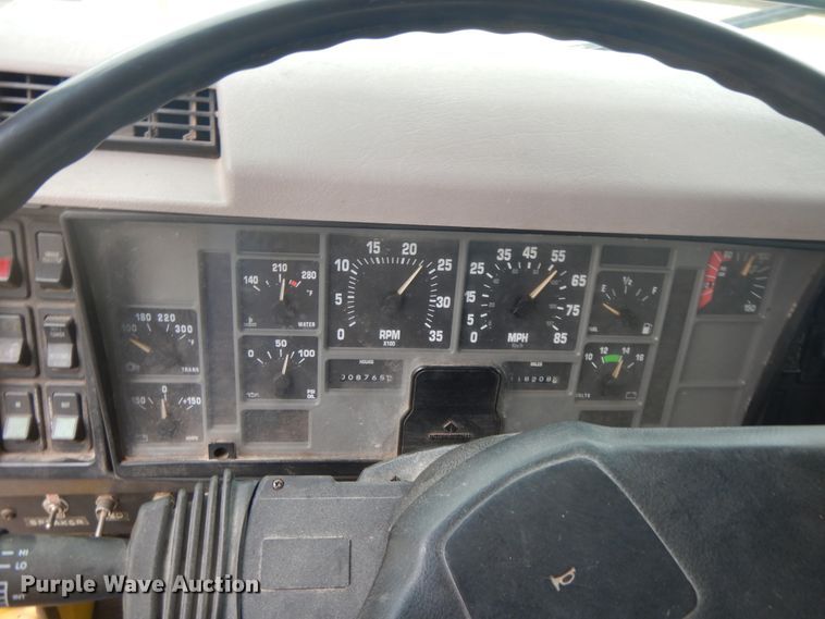 image for item IR9750 2000 International 4800  digger derrick truck