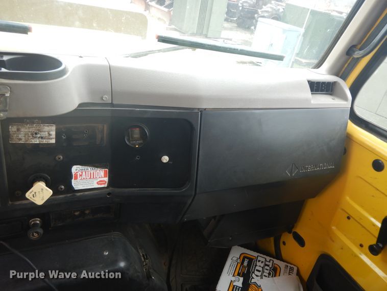 image for item IR9750 2000 International 4800  digger derrick truck