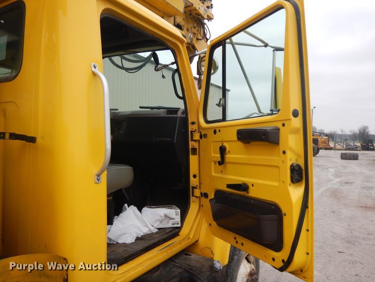 image for item IR9750 2000 International 4800  digger derrick truck