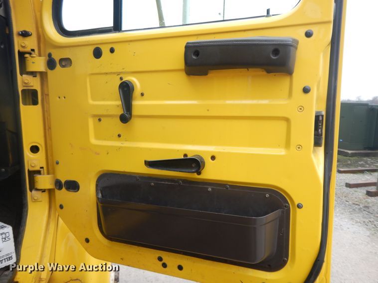 image for item IR9750 2000 International 4800  digger derrick truck