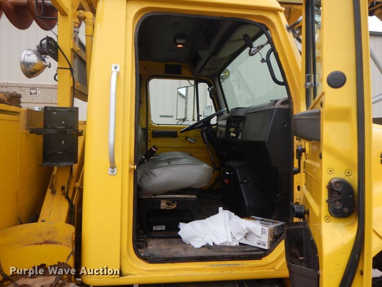 image for item IR9750 2000 International 4800  digger derrick truck